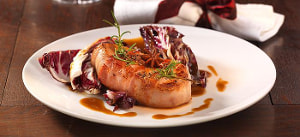 Schweinerücken mit Rosmarin gegart auf Honig-Radicchio