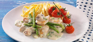 Seeteufelragout mit grünem Spargel und Champignons