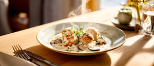 Semmelkn&ouml;del mit Pilz-Graupen-Rahmso&szlig;e