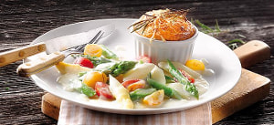 Spargelragout mit Parmesanküchlein