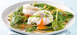 Spinatsalat mit verlorenen Eiern
