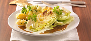 Gebratener Spitzkohl mit Sellerie-Kartoffelstampf und Pfefferjus