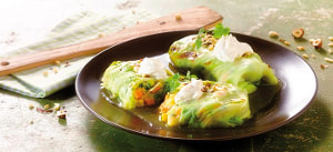 Spitzkohl-Rouladen mit jungen Karotten und Bergkäse gefüllt