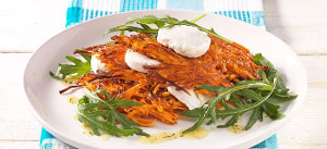 Süßkartoffelrösti mit Ziegenkäse und Rucola