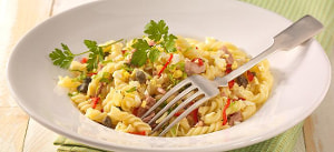 Thunfisch-Pasta mit Ei und Kapern