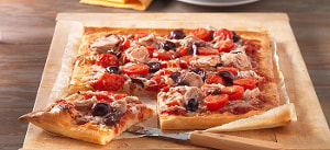 Thunfischpizza mit Kirschtomaten und schwarzen Oliven