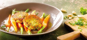 Tofu-Cashew-Bratlinge auf jungen Möhrchen