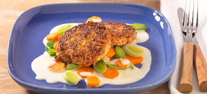 Tofu-Erdnuss-Burger auf Lauch-Karotten