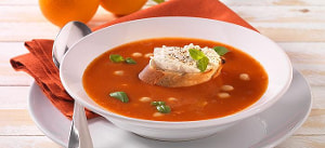 Tomaten-Orangensuppe mit Kichererbsen und Ziegenkäsecroûton