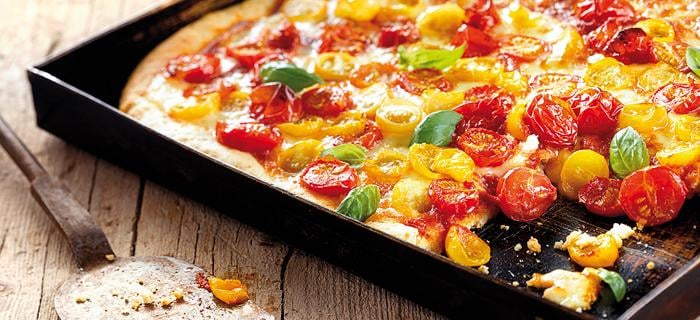 Tomatenpizza mit Basilikumöl - Rezept | GEFRO