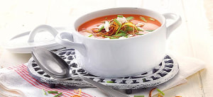 Tomatensuppe mit gebratenem Spargel und Ziegenkäse