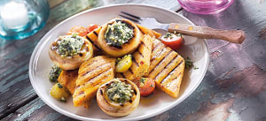 Vegane Grillpolenta mit gefüllten Champignons