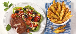 Bifteki mit Kartoffel-Wedges und griechischem Salat