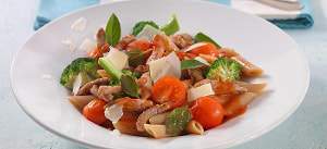 Vollkorn-Penne mit Kalbfleisch, Brokkoli und Kirschtomaten