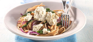 Spaghetti mit roten Zwiebeln und Kräuterricotta