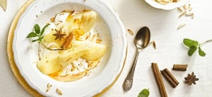 Weihnachtliche Gewürzbirne mit Honig-Zimttopfen