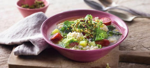 Wirsing-Graupeneintopf mit Haselnusspesto