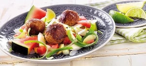 Würzige Fleischbällchen mit Spargel-Melonensalat
