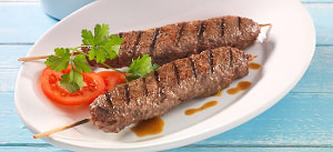 Würzige Hackfleisch-Grillspieße mit Knoblauchsoße