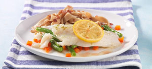 Zander aus dem Ofen mit grünen Bohnen und Speck-Bandnudeln