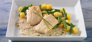 Zanderfilet in körniger Schalotten-Senfsoße mit Bohnen-Kartoffelgemüse