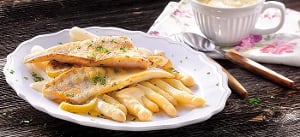 Zanderfilet mit Spargel und Senfhollandaise