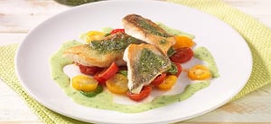 Zanderfilet auf Tomaten mit grüner Pestosoße