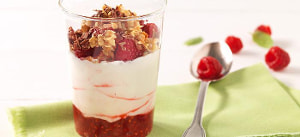 Zitronen-Joghurtcreme mit Himbeeren und Honigmandeln