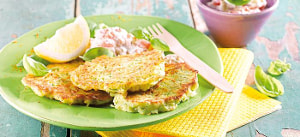 Zucchini-Kartoffelpuffer mit Tomaten-Chili-Quark