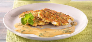 Zucchini-Schafskäse-Küchle auf Kürbis-Minzsoße