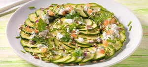 Zucchinicarpaccio mit Kräutercreme und Kresse